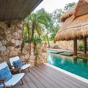 Apartment Luxury Poolside Gem With Pool, Jacuzzi & Gym