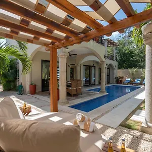 Holiday home Stunning For 10-cabana-private Pool-parking